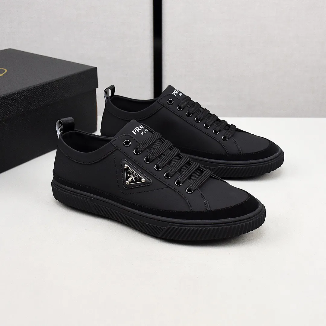 【PRADA】Men's shoes 💰400💰. Detonate the whole place! An international brand that is constantly innovating. This men's casual shoe is the original version. It is made of cowhide leather at a ratio of one to one at the store. It has leather feet and rubber non-slip outsole. It is breathable and comfortable. Quality speaks for itself. 👄38-44
